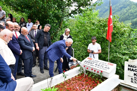 Vali Aziz Yıldırım, 15 Temmuz Demokrasi ve Milli Birlik Günü Etkinlikleri Kapsamında Şehit Sedat Kaplan’ın Kabrini Ziyaret Etti