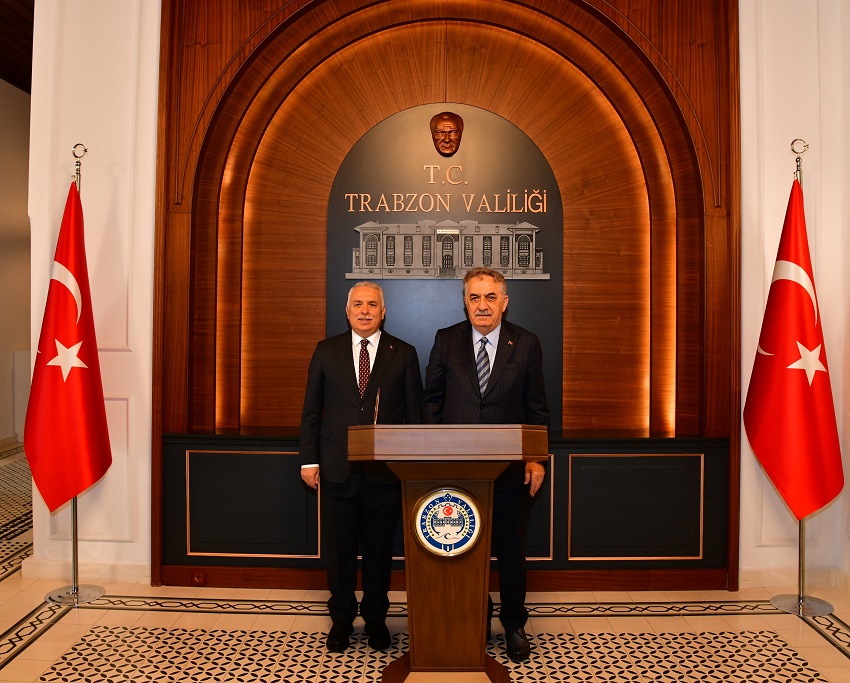 Türkiye Cumhuriyeti E. Başbakan Yardımcısı Devlet E. Bakanı Hayati Yazıcı, Trabzon Valisi Aziz Yıldırım’ı Makamında Ziyaret Etti. 